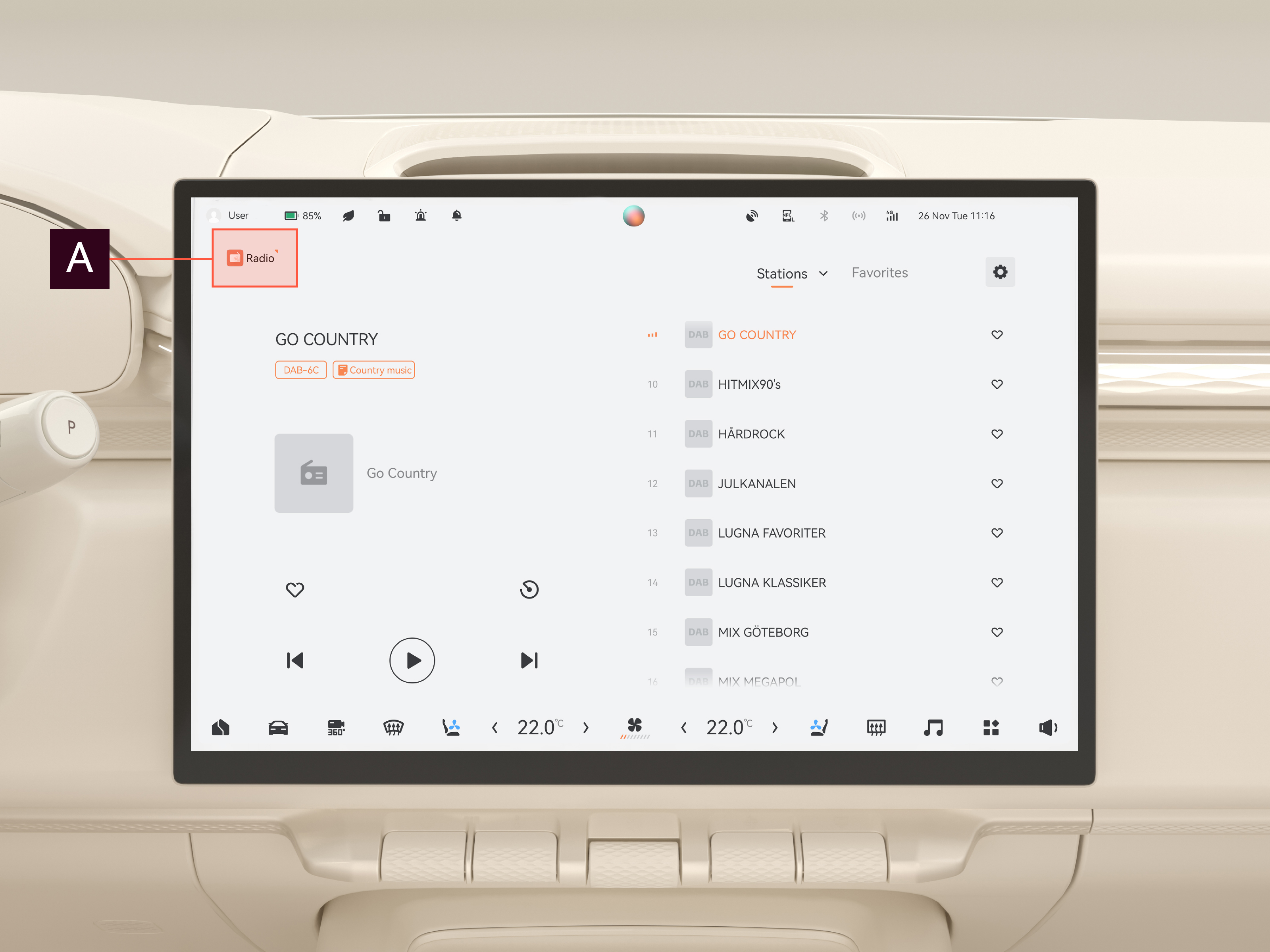 Radio-App auf dem mittleren Display mit Senderliste und Wiedergabesteuerung
